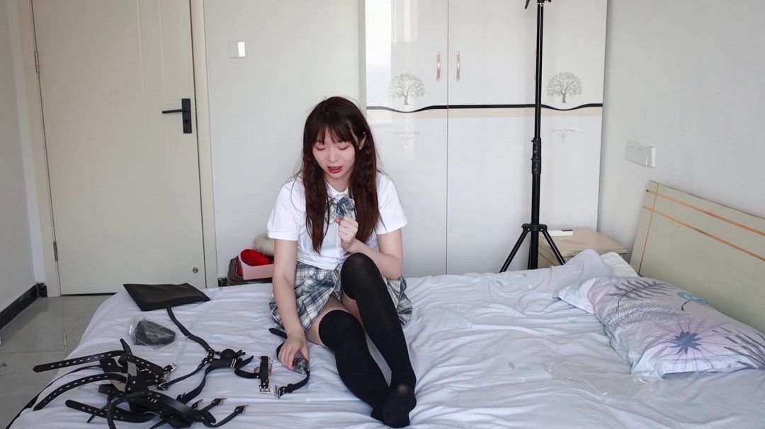 黑丝少女筱筱四种堵嘴入室挣扎-1