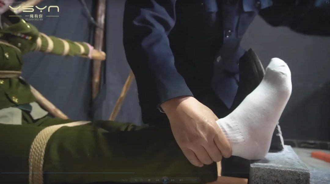 【血色潜伏】潜伏女孩惨遭捆绑吊打老虎凳铁钳子刷子挠脚心驷马吊起打虐不屈五花大绑插牌被枪决-9