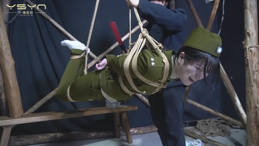 【血色潜伏】潜伏女孩惨遭捆绑吊打老虎凳铁钳子刷子挠脚心驷马吊起打虐不屈五花大绑插牌被枪决-3