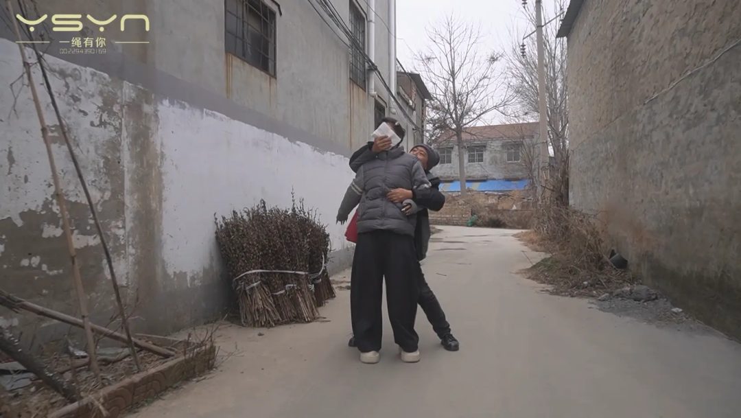 【悲惨的女孩】走在大街上的女孩（柳嫣）遇到麻袋绑匪捂晕装进麻袋吊起来转晕驷马吊起五花股绳腿绳-1