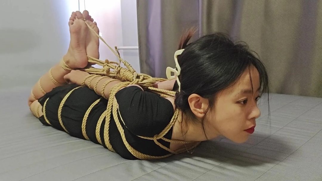 约绑清纯小妹直臂蛇缚超紧驷马裸足勒住脚趾口球堵嘴-3