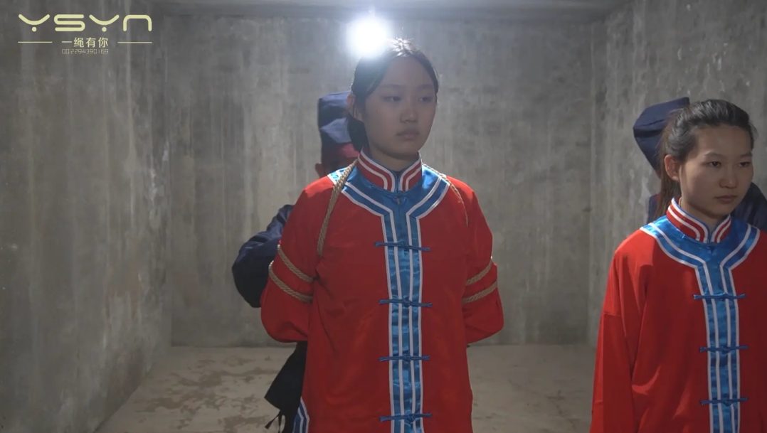 【丛林斩首】官差押送两名年轻漂亮女犯刑房审讯不招关押牢房五花大绑丛林中斩首-5