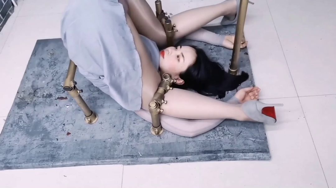 欧式风拘束架柔柔禁锢,很难受的姿式，疯狂折磨TK