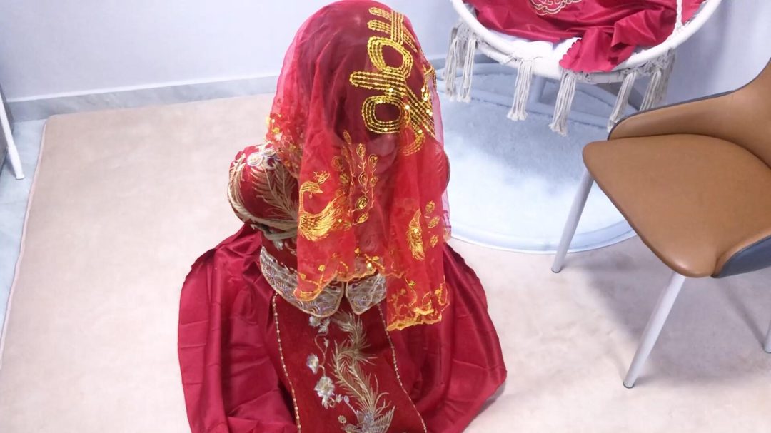 《婚之劫难》-中式婚礼题材+口球堵嘴+日式紧缚+胸缚+并腿缚+放置挣扎无调教+盖盖头+跪坐+结束花絮两分钟打屁股等等-14