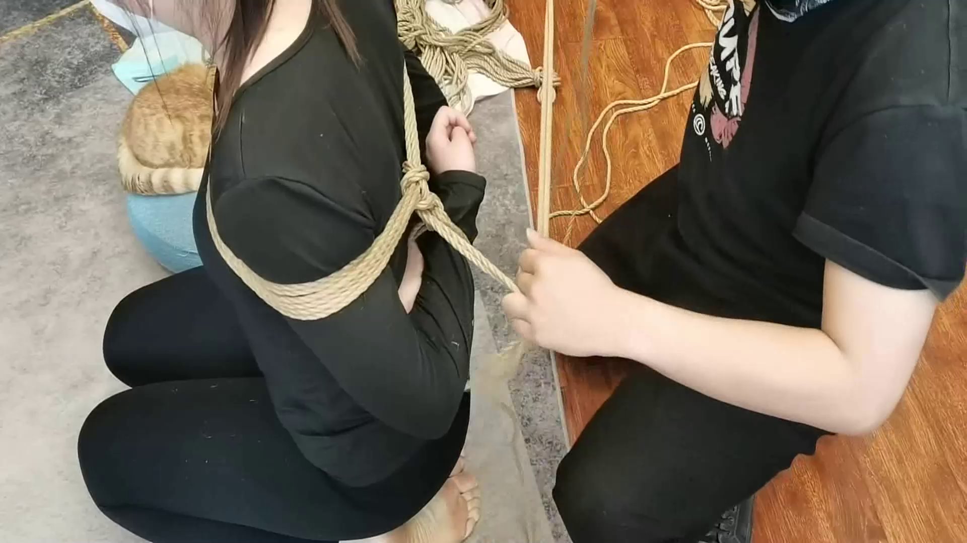 韩露无聊玩悬吊