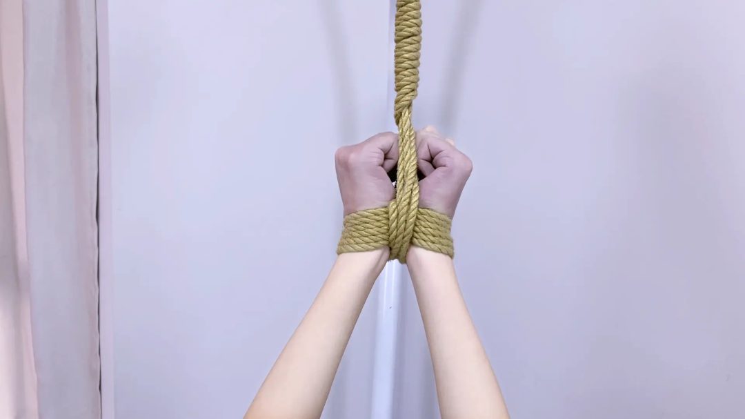 【嗷大喵】-《束缚挑战》-两小时史上最长,手腕吊缚,折腿膝盖跪立,拘束杆手脚束缚,脖子强制拉拽着,日式紧缚,强制开腿,强制抬头,站直就拽股绳,固定椅子电击,爬行训狗等等-2