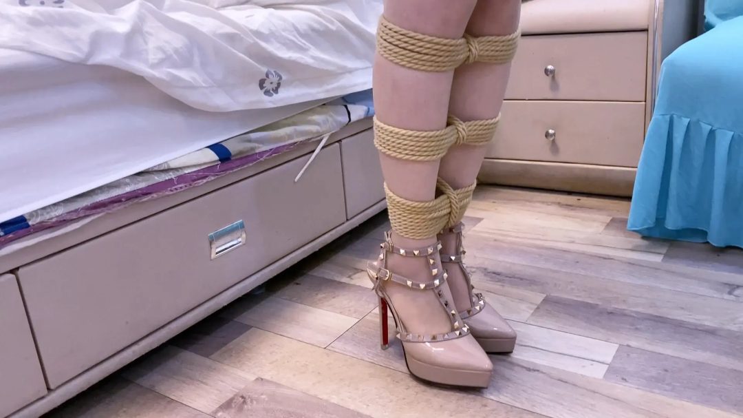 《甜妹故事汇》-日式紧缚,多节并腿缚,胸缚,口球,华伦天奴,蒙眼耳塞,挑战把水站立运过去失败，蹭地板推过去的还回不来等等-1