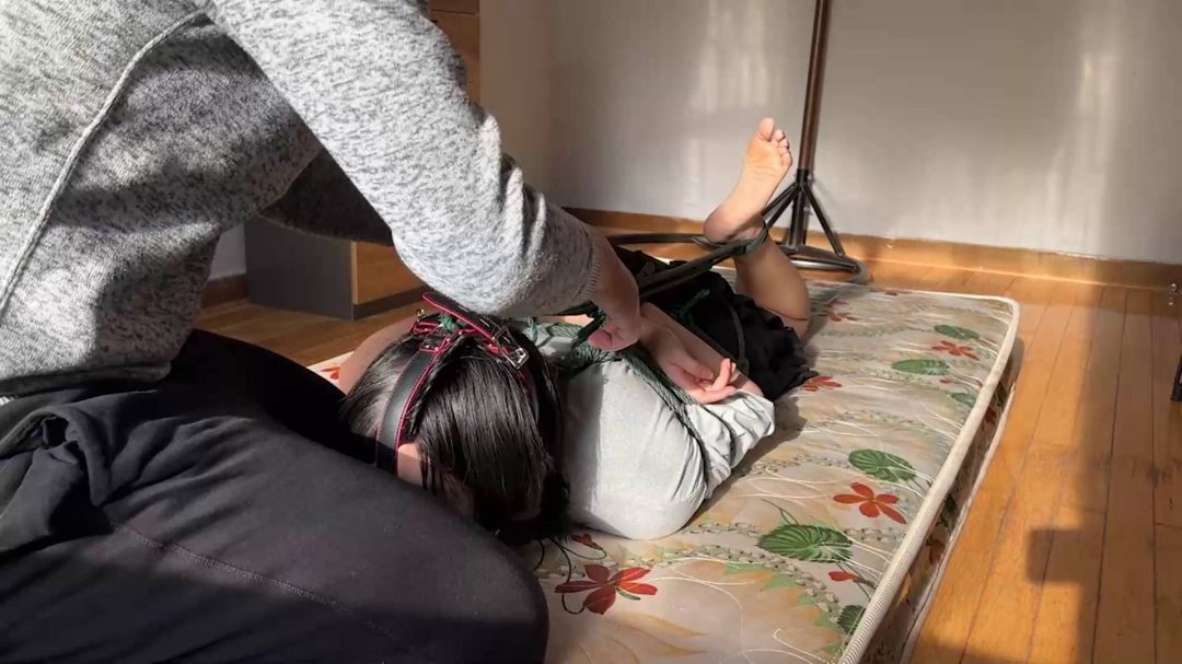 美琪的初绑马具口球超紧驷马-8