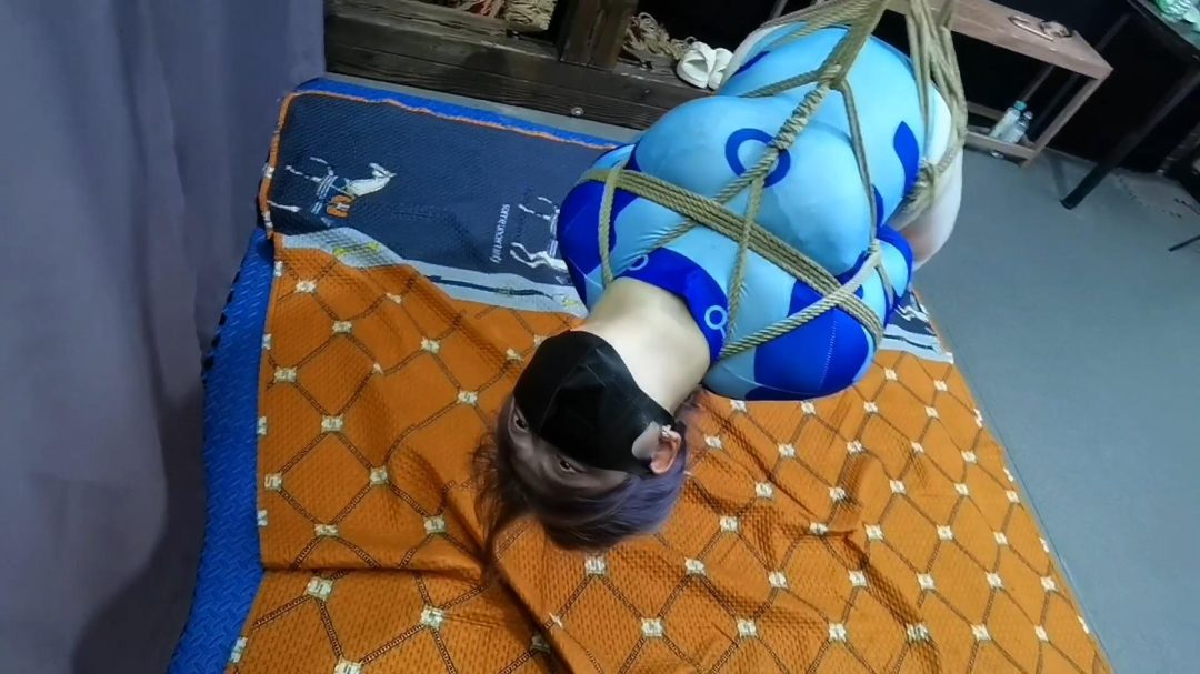 得了重感冒的云仙儿，为了争夺现场约拍大佬的5万元的奖赏，不顾生命危险挑战三种吊缚，不知能否成功-2