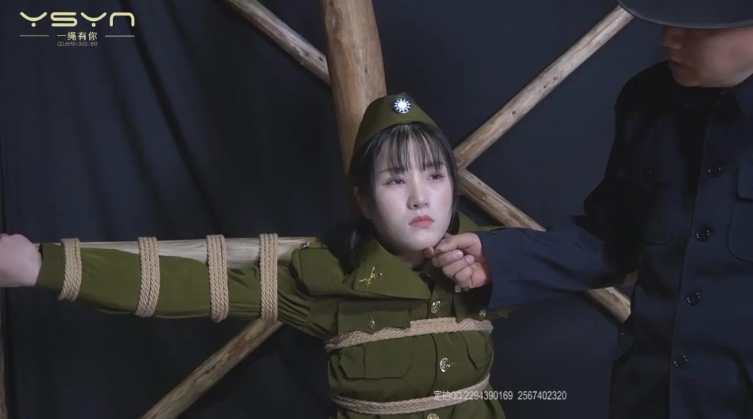 【血色潜伏】潜伏女孩惨遭捆绑吊打老虎凳铁钳子刷子挠脚心驷马吊起打虐不屈五花大绑插牌被枪决-8