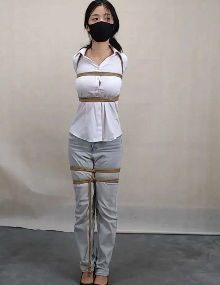 白衬衣牛仔裤 紧缚的直臂-4