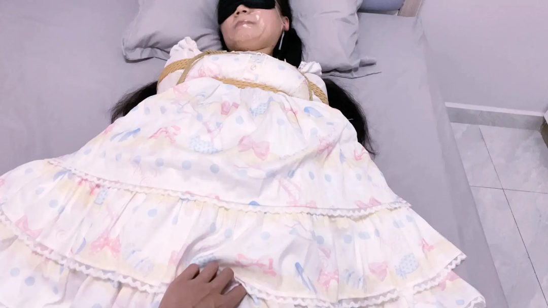 《少女情劫》jk妹出门丢垃圾被坏人潜入家里+姐妹约逛街换衣服后+梦魇自己+醒来真的被日式紧缚+胸缚+胶布封嘴+口球+鞭打哭+分腿吊缚等等-12