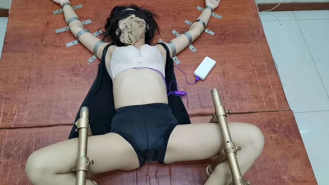 云儿奴床板禁锢,一点动弹不了，随边摸、打、挠-6