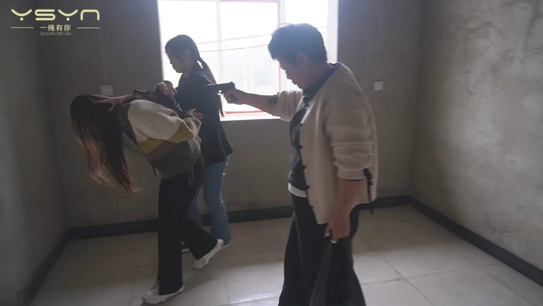 女贩林悦被围捕押进所里拍照留档审讯宣判五花大绑押赴刑场结束了罪恶的一生-4