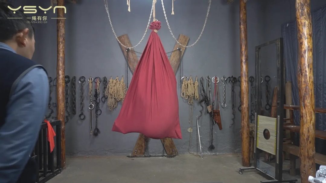 【悲惨的女孩】走在大街上的女孩（柳嫣）遇到麻袋绑匪捂晕装进麻袋吊起来转晕驷马吊起五花股绳腿绳-3