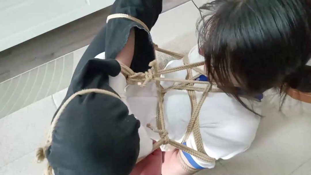 眼镜学姐文静的桃缚捆绑第一季-7