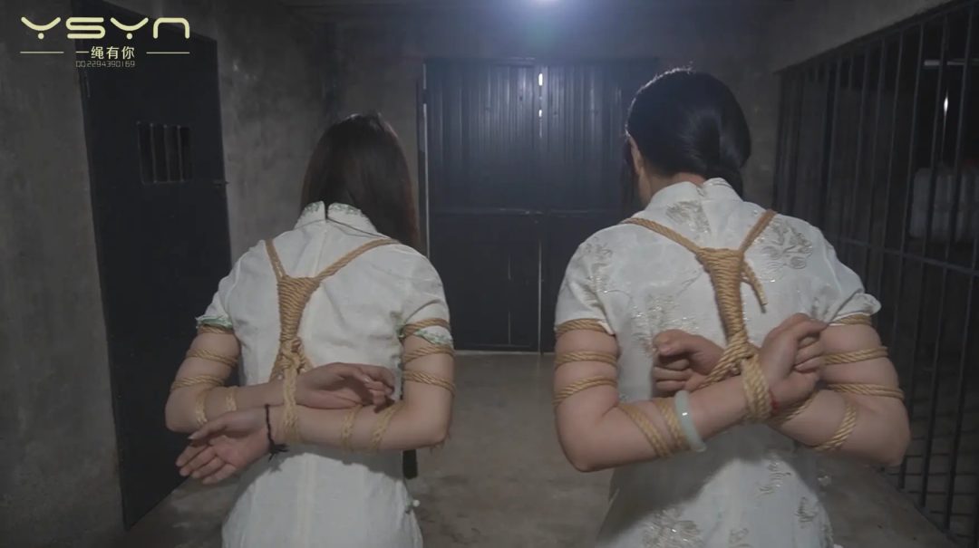 【姐妹无畏】旗袍姐妹花刑讯室惨遭特务捆绑各种酷刑打挠刷等关押牢房五花大绑秘密处决-14