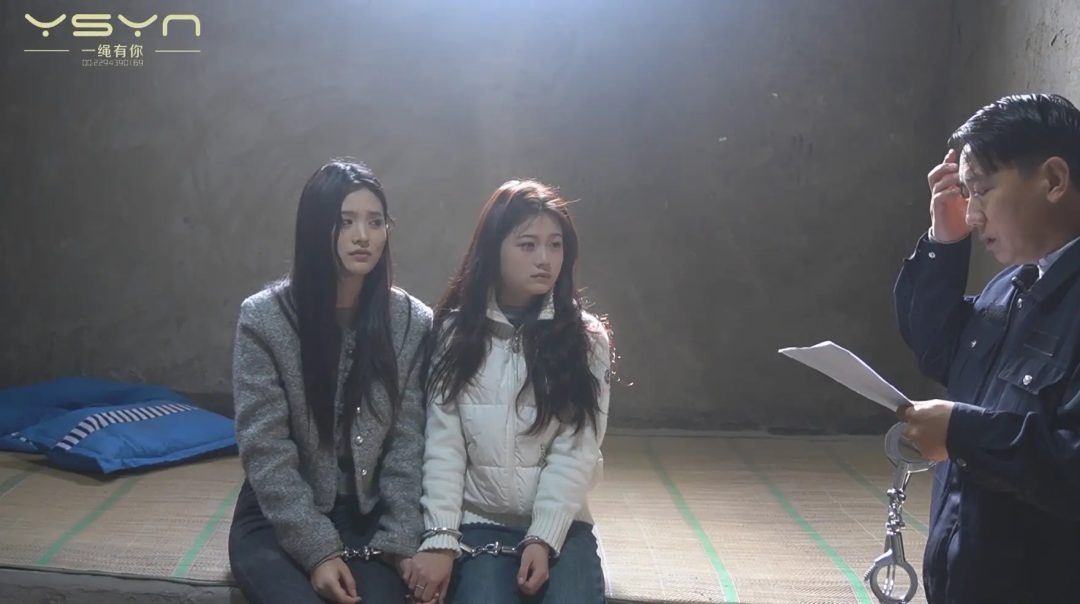 【迷情双柳】原配和小三激烈征战冷静后合谋用丝袜 渣男二人自首坦白戴上脚镣手铐连在-8