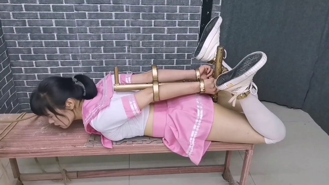 静依手铐苏秦背剑式 k9架折磨-1