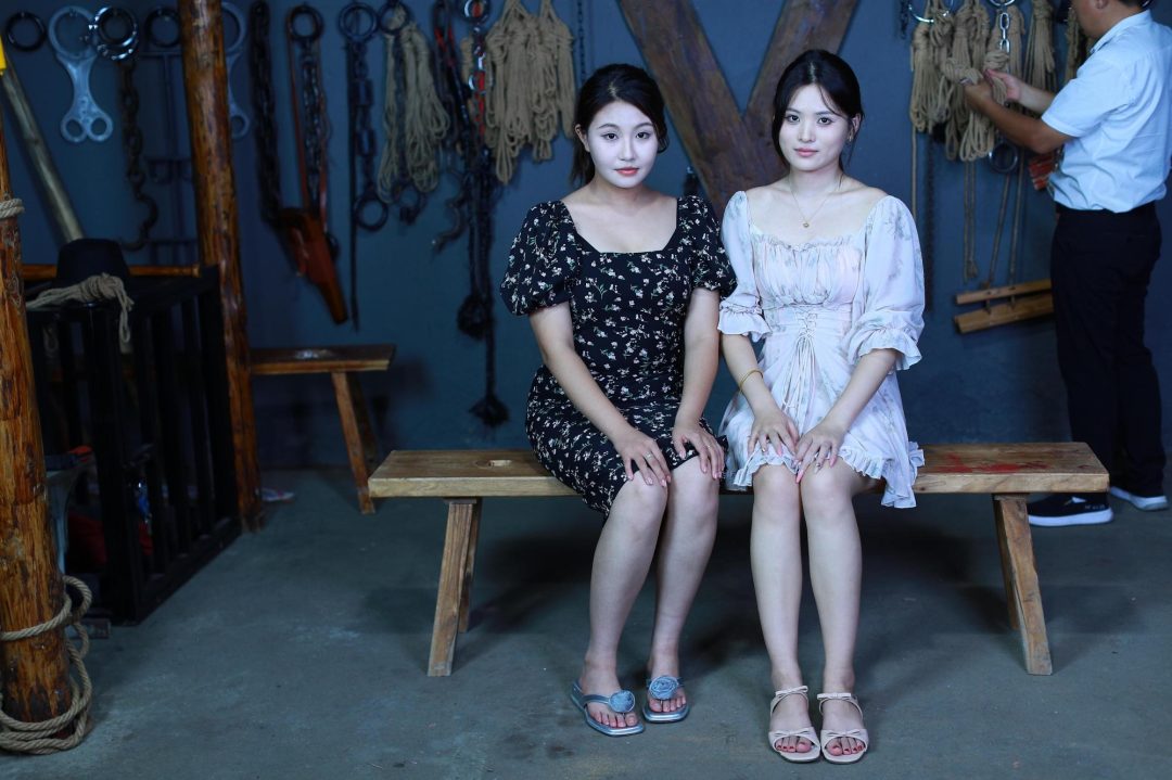 【江鑫柳依棚拍】剧照500张+视频30分钟两位颜值美女江鑫168厘米22岁柳依170厘米20岁被五花大绑直臂绑柱-6