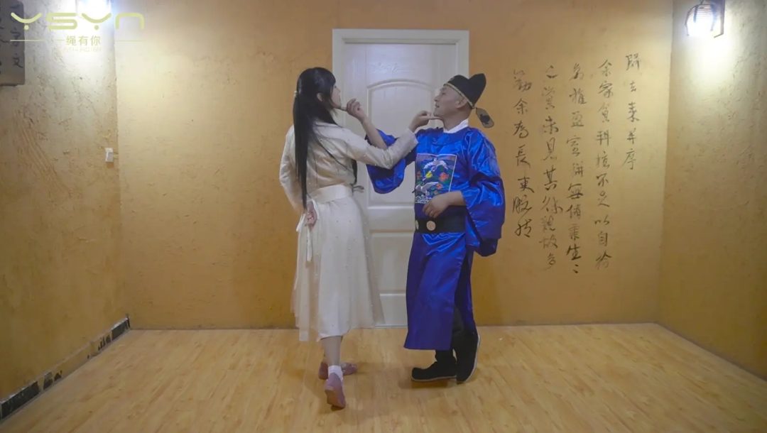 色迷知县命手下抓来两个舞女五花大绑跳舞威逼刑罚老虎凳滴蜡挠打脚心玩弄冤假错案-7