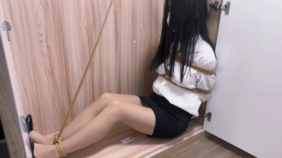 ol美女下班被入室捆绑折磨一天-7