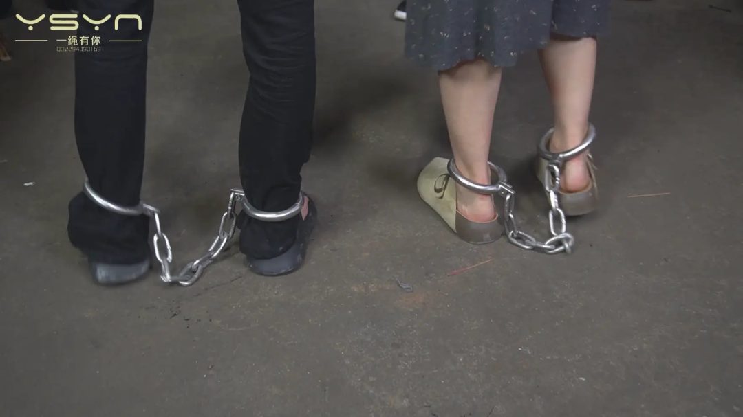 【双女体验】文雅的闺蜜依依和语语听说体验室里的道具刑具好奇刺激她俩亲自体验后的真实感想-5