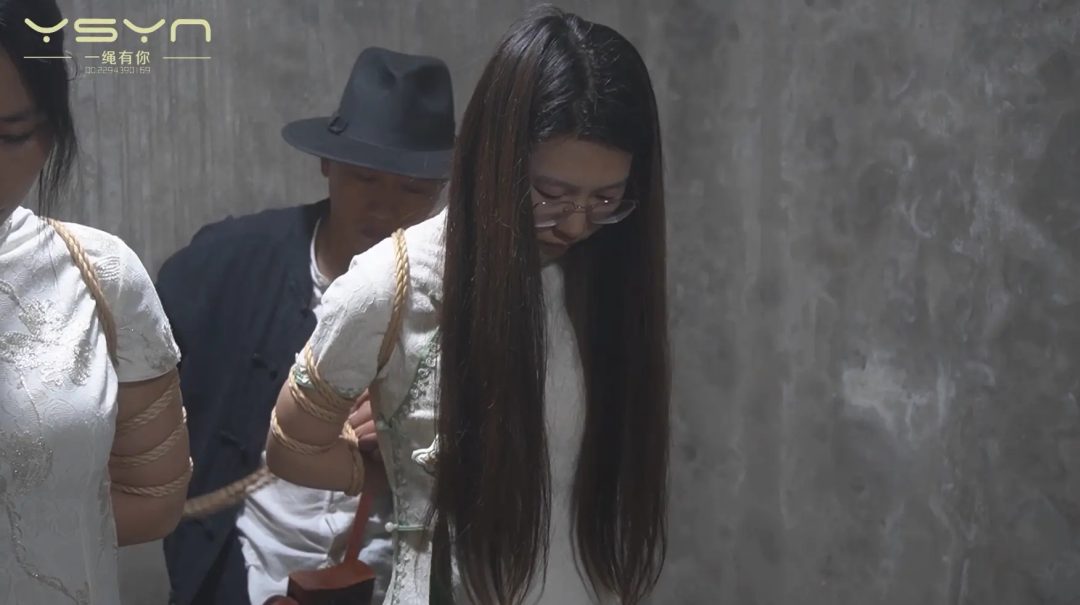 【姐妹无畏】旗袍姐妹花刑讯室惨遭特务捆绑各种酷刑打挠刷等关押牢房五花大绑秘密处决-13