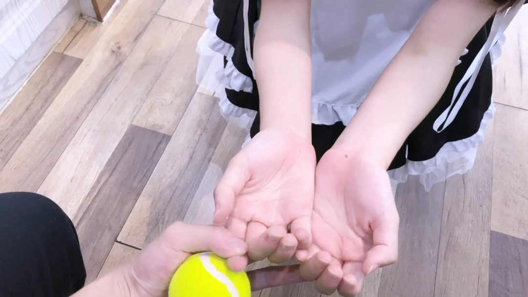 【嗷大喵】-《吃鱼的喵》-体罚篇,女仆装白丝双马尾,捡球玩法,限时20秒内把球捡回来,失败扇耳光10下,全程皆以失败为多,后期累了爬不动了摆烂了等等-4