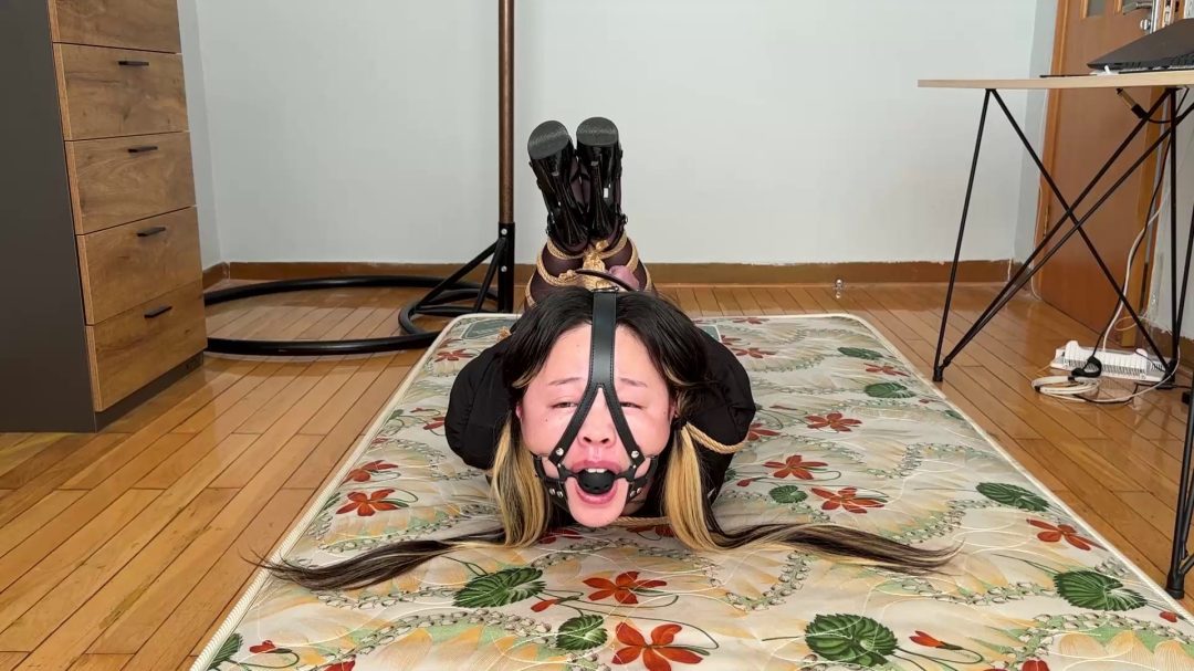 西悦妹子黑丝爆杀驷马 堵嘴-8