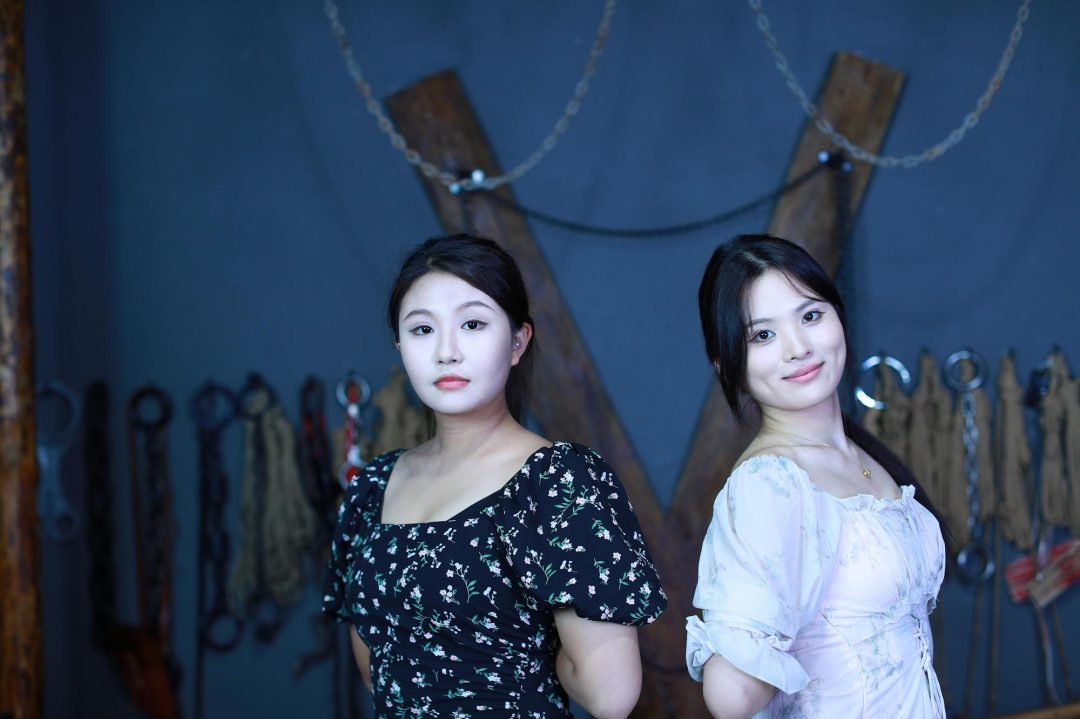 【江鑫柳依棚拍】剧照500张+视频30分钟两位颜值美女江鑫168厘米22岁柳依170厘米20岁被五花大绑直臂绑柱-7