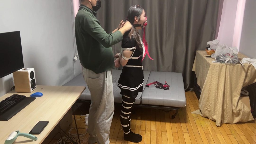 巨大口球反差塞满她的小嘴！黑丝肤白妹妹的约绑超紧驷马挣扎！-5