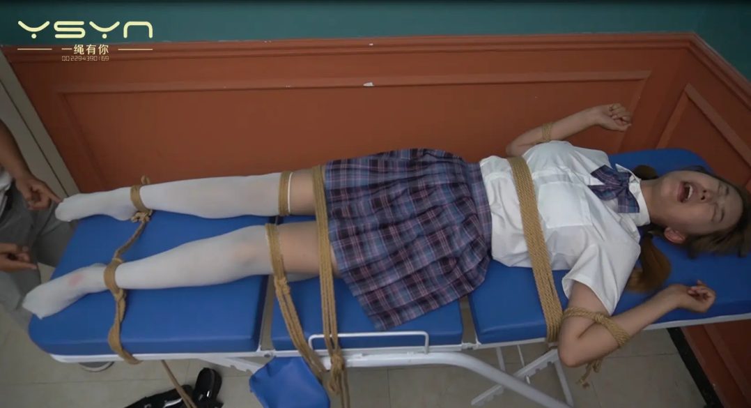 【网恋的陷阱】痴情女孩三年网恋见面未想到落入大叔圈套陷阱遭受各种捆绑挠痒蹦蹦玩弄-1