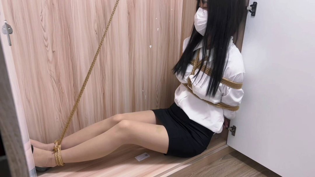 ol美女下班被入室捆绑折磨一天-6