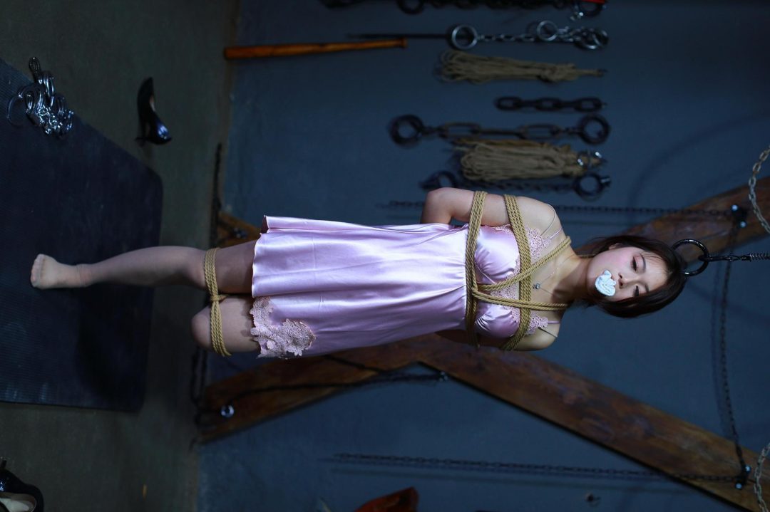 【睡衣女孩】漂亮女生菲菲被金属镣铐驷马重金属拘束堵嘴日式单腿吊各种折磨-10