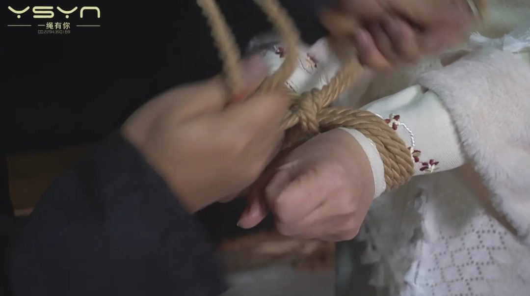 【被捕女教师】由于叛徒出卖被抓捕的女教师惨遭严刑拷打双手吊起鞭打老虎凳铁钳子夹脚趾电刑五花大绑枪决-6