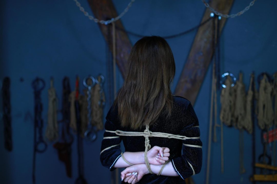 校花【柳诗涵】剧照686张+视频31分钟净身高168厘米年龄20岁本科大三在校生刑房手铐脚镣五花大绑后吊手-4