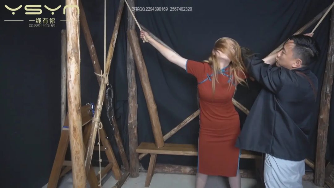 漂亮金发灰丝女孩受尽大字绑鞭打老虎凳挠痒鞭打脚心金属拘束架折磨临危不惧小树林五花-1