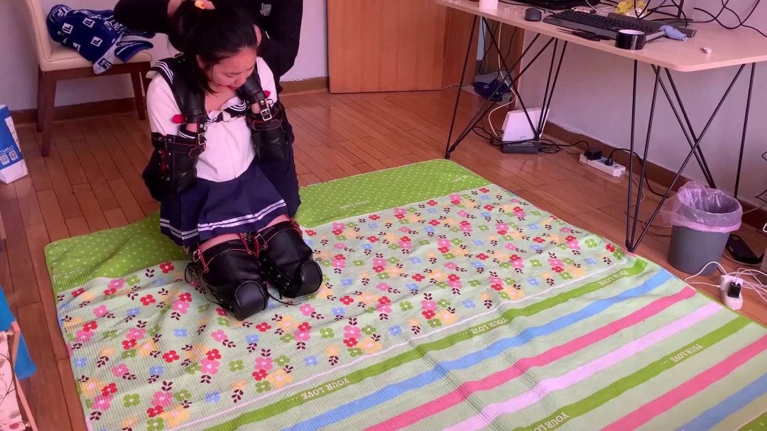 人形犬调教实录，牵引胯下爬行，椅下玩舌sptk踩踏-3