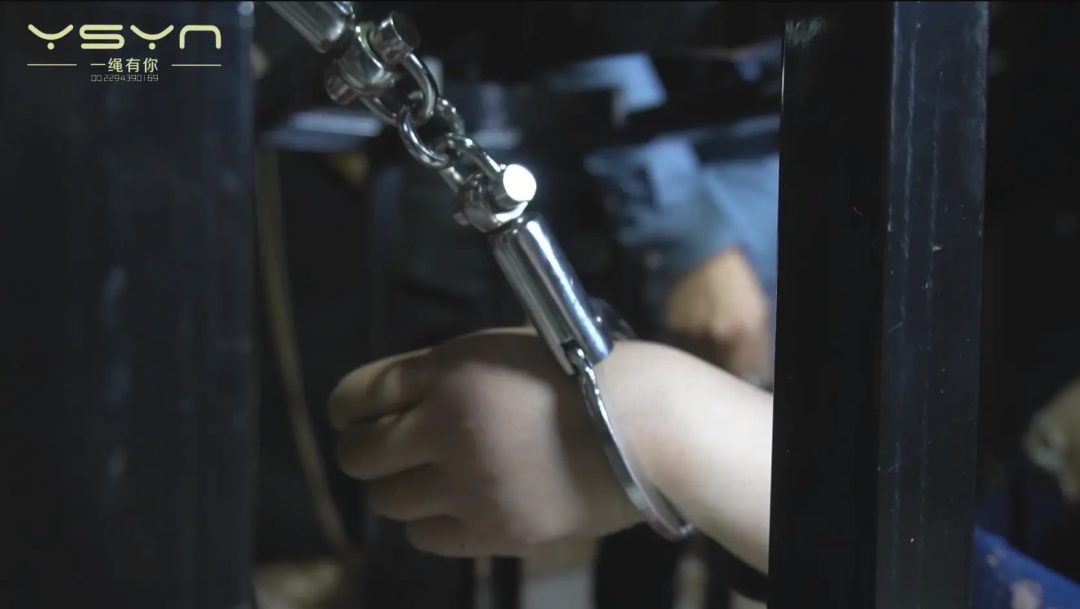【失足女的悲喜】失足女接客遭绑匪迷晕装袋密室捆绑关笼子戴手铐玩弄特别难受-14