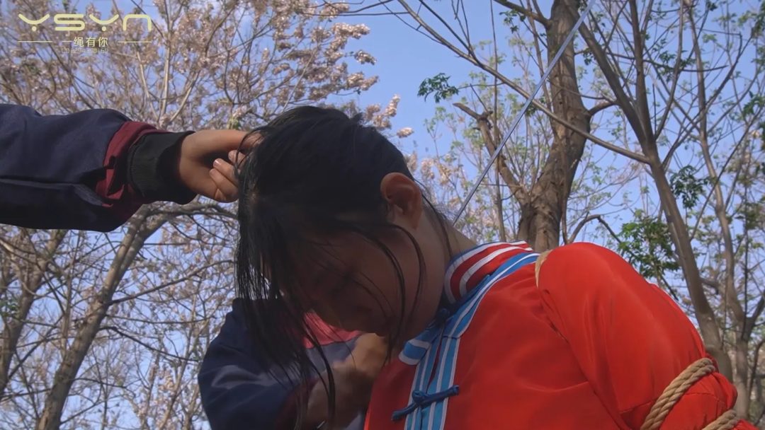 【丛林斩首】官差押送两名年轻漂亮女犯刑房审讯不招关押牢房五花大绑丛林中斩首-13