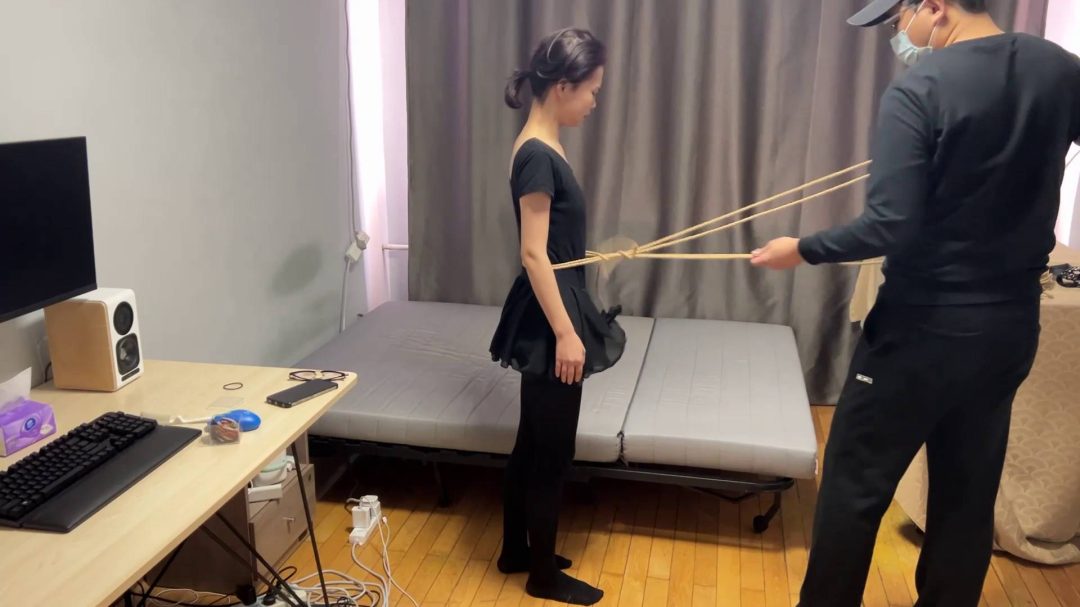 并肘蛇缚驷马黑丝舞蹈服小妹-1