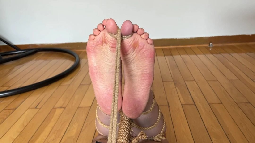 足控福利约绑美少女微微，超紧蛇缚驷马tk挣扎堵嘴！jk制服裸足真美-1