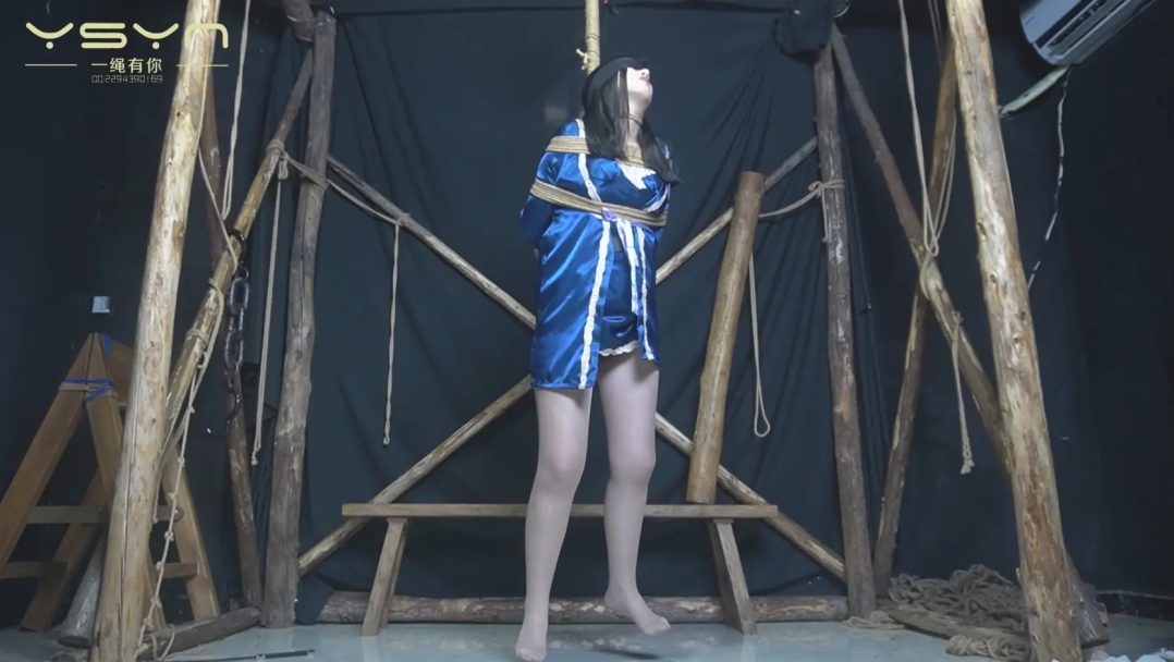 女地下情报员遭叛徒出卖五花大绑龟甲缚吊起鞭打手脚捆绑打挠脚心蒙眼极刑挣扎牺牲-3