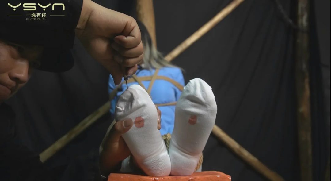 身着五四装的留洋女学生被抓刑房受尽吊打木马绳索勒腰老虎凳扎脚心绞死-11