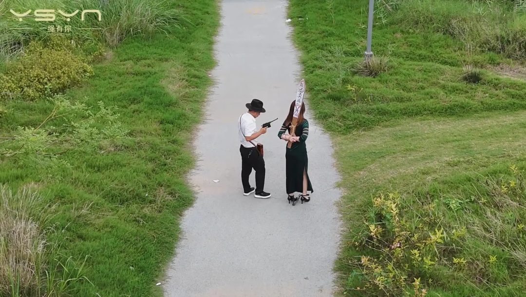 柳诗涵【铁骨诗心】被捕关押牢房戴上脚镣土铐刑房双手高吊老虎凳竹签皮板铁刷铁钳毛刷挠痒五花大绑押赴刑场-9