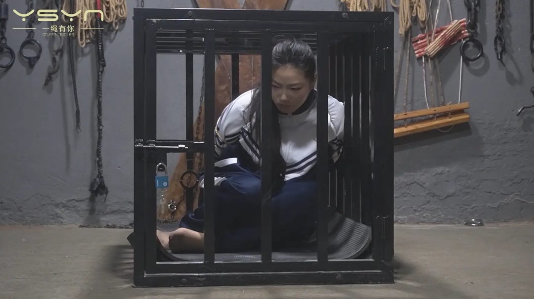 【笼中悲歌】暑假归来的梓瑶午睡惨遭绑匪堵嘴装麻袋吊起闷得汗流浃背又被五花大绑放进囚笼高高吊起-6