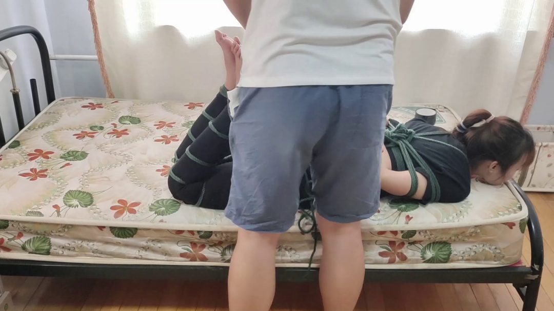 小孟试镜初绑 裸足蛇缚驷马蒙眼带口球-6