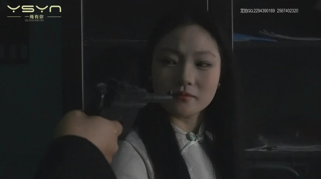 旗袍女孩机房被捕五花大绑关押刑房吊起鞭打老虎凳挠脚心拶脚趾滴蜡土拷脚镣五花大绑秘密枪决-6