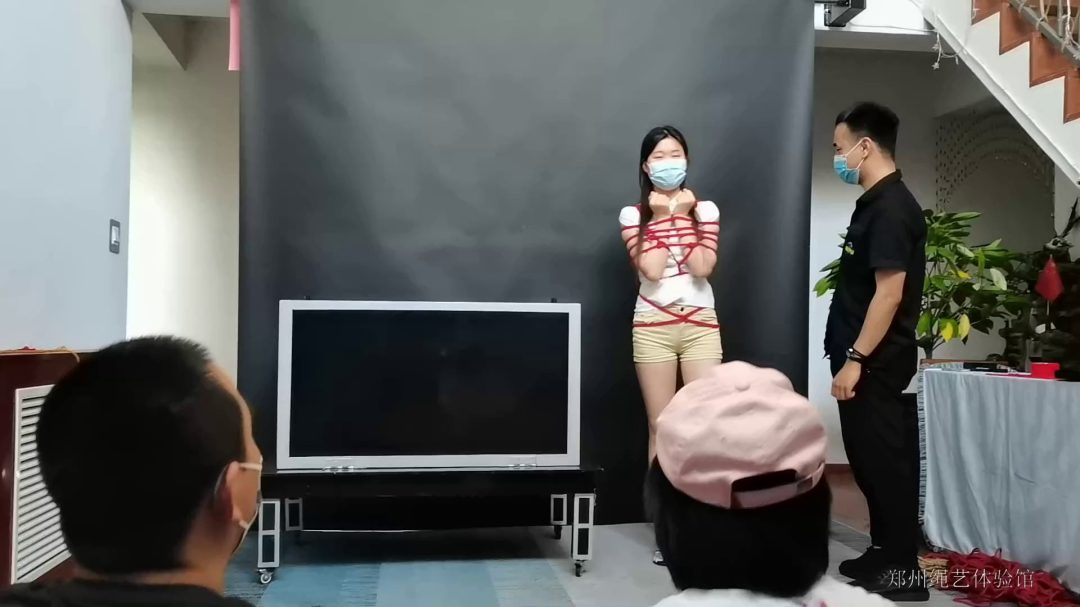 美女魔术捆绑逃脱表演-4